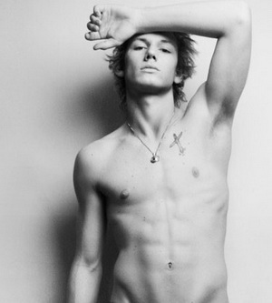 Alex Pettyfer nude