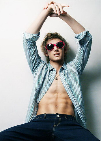 Alex Pettyfer 13 Loading...