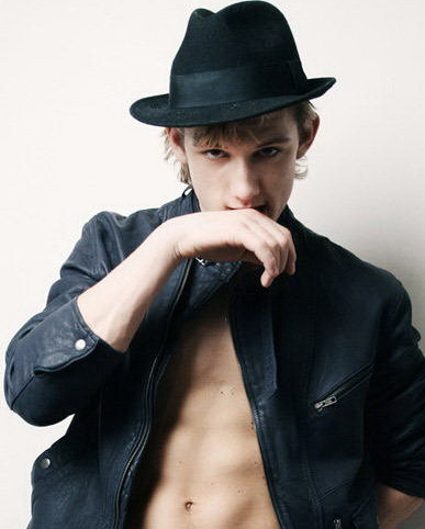 Alex Pettyfer 14 Loading...