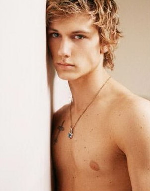 Alex Pettyfer 15 Loading...