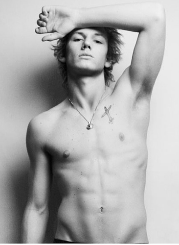 Alex Pettyfer 16 Loading...
