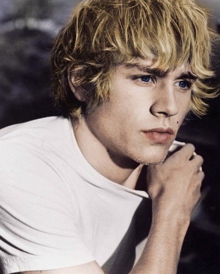 Charlie Hunnam 13 Loading...