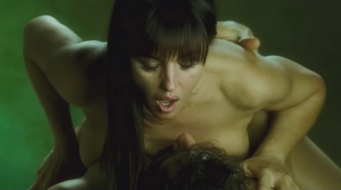 Download exclusive movie clips.