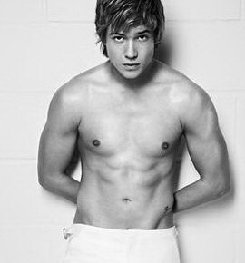 Edward Speleers nude
