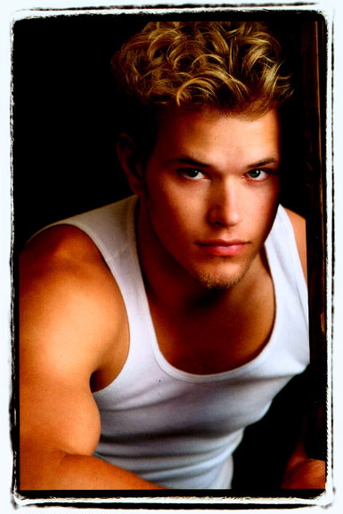 Kellan Lutz 3 Loading...