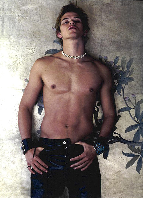 Kellan Lutz 8 Loading...