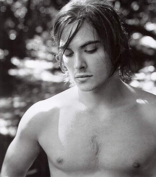 Kevin Zegers 3 Loading...