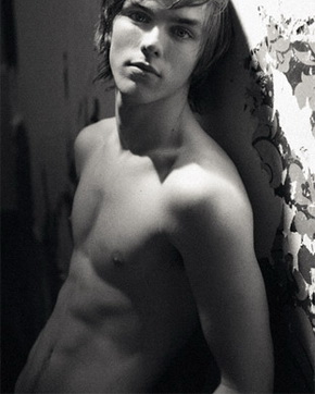 Nicolas Hoult nude