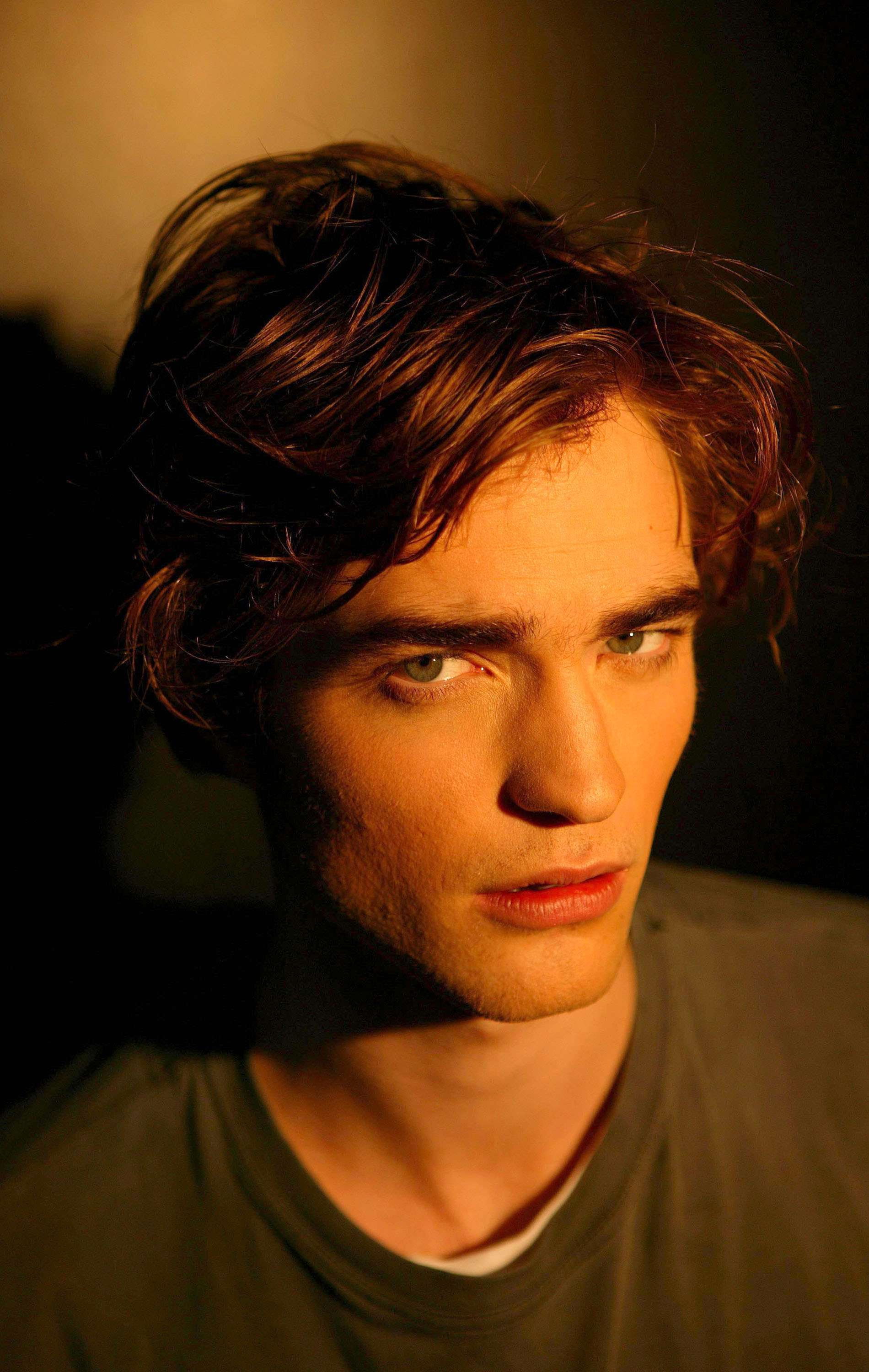 Robert Pattinson 4 Loading...