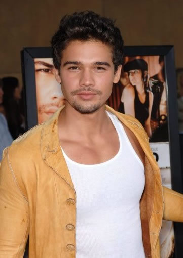Steven Strait 9 Loading...