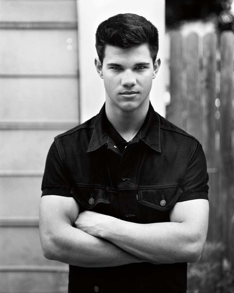 Taylor Lautner 1 Loading...