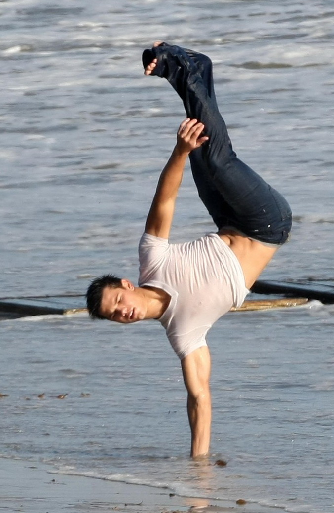 Taylor Lautner 10 Loading...