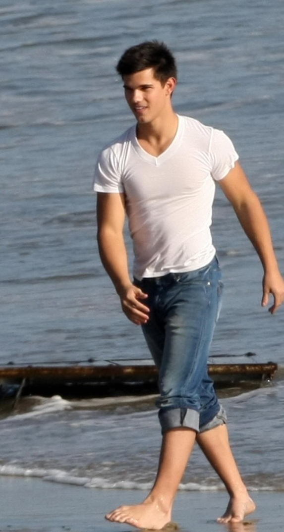 Taylor Lautner 11 Loading...