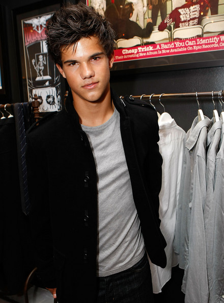 Taylor Lautner 2 Loading...
