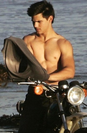 Taylor Lautner 21 Loading...