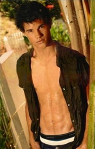 Taylor Lautner 9 Loading...